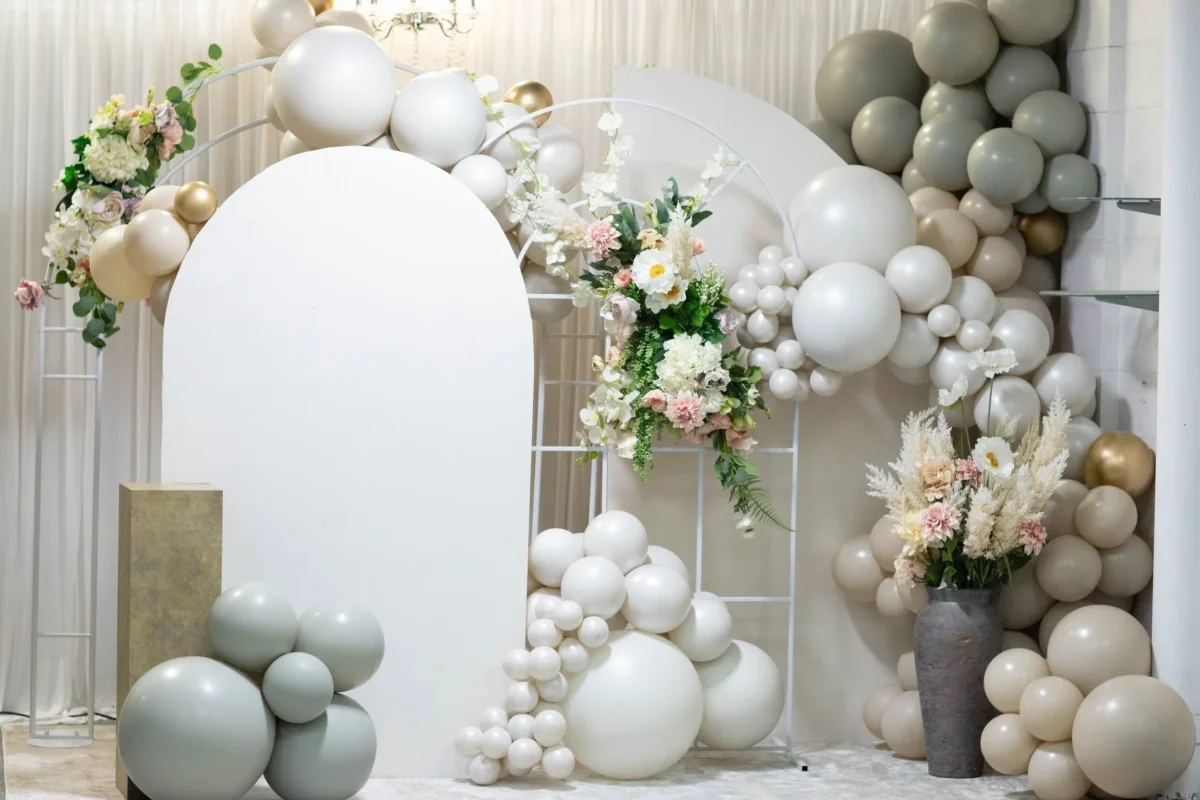 Floral+arch+and+balloons